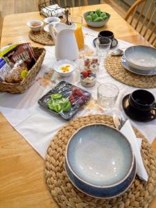 海斯廷斯的住宿－Irongate Retreat，一张桌子上有一个蓝色的盘子