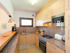 Kuchyňa alebo kuchynka v ubytovaní Holiday Home Falconera by Interhome