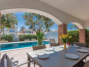 Bazén v ubytovaní Holiday Home Falconera by Interhome alebo v jeho blízkosti