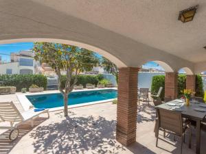 Bazén v ubytovaní Holiday Home Falconera by Interhome alebo v jeho blízkosti