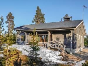 a log cabin with snow in front of it at Holiday Home Inarinlahti by Interhome in Inari