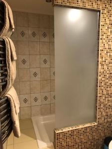 La salle de bains est pourvue d'un miroir et d'une baignoire. dans l'établissement Family house in Jurmala, à Jurmala