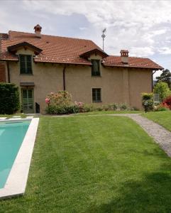 una casa con patio y piscina en Il Bosso del Lago d'Orta en Ameno
