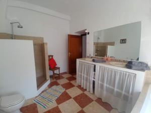 łazienka z umywalką, toaletą i lustrem w obiekcie Casa Alta Holiday Home w mieście El Esparragal