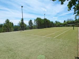 Tenis a/nebo squash v ubytování Holiday Home Lilić by Interhome nebo okolí