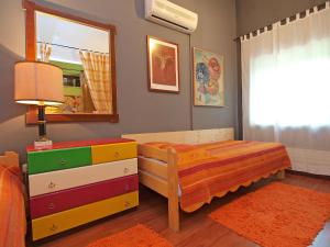1 dormitorio con cama, tocador y espejo en Holiday Home Lilić by Interhome en Siverić