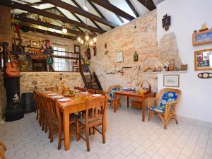 Reštaurácia alebo iné gastronomické zariadenie v ubytovaní Holiday Home Lilić by Interhome