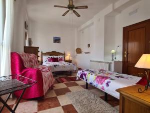 salon z kanapą i łóżkiem w obiekcie Casa Alta Holiday Home w mieście El Esparragal