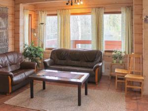 salon z kanapą i stolikiem kawowym w obiekcie Holiday Home Koivuranta by Interhome w mieście Sipsiö