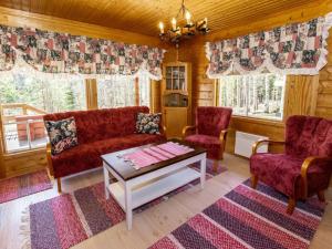 un soggiorno con divano, 2 sedie e tavolo di Holiday Home Pinea by Interhome a Niittymaa