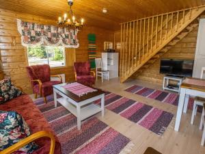 ein Wohnzimmer mit Sofa und Tisch in der Unterkunft Holiday Home Pinea by Interhome in Niittymaa