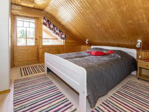 1 dormitorio con 1 cama en una habitación de madera en Holiday Home Pinea by Interhome, en Niittymaa