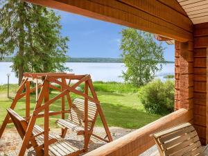 SipsiöにあるHoliday Home Katajainen by Interhomeのポーチ(椅子2脚付)が備わり、水辺の景色を望めます。