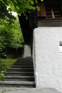 um conjunto de escadas que levam a um edifício em Apartment Tree-Tops- Chalet by Interhome em Gstaad