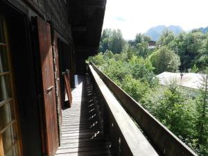 uma varanda de um edifício com vista para as árvores em Apartment Tree-Tops- Chalet by Interhome em Gstaad