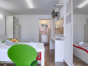 Kuchyň nebo kuchyňský kout v ubytování Apartment Nika-10 by Interhome + 27 fotografií