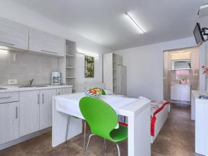 Kuchyň nebo kuchyňský kout v ubytování Apartment Nika-10 by Interhome
