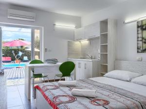 Postel nebo postele na pokoji v ubytování Apartment Nika-10 by Interhome