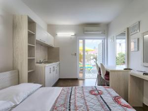 sypialnia z łóżkiem i kuchnia ze stołem w obiekcie Apartment Nika-11 by Interhome w mieście Umag +28 zdjęć