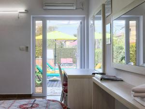 W łazience znajduje się biurko i przesuwne szklane drzwi. w obiekcie Apartment Nika-11 by Interhome w mieście Umag
