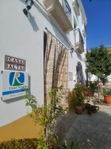 znak na ścianie budynku z roślinami w obiekcie Casa Alta Holiday Home w mieście El Esparragal