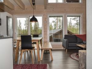 kuchnia i salon ze stołem i krzesłami w obiekcie Holiday Home Äkäsmartti a by Interhome w mieście Äkäslompolo