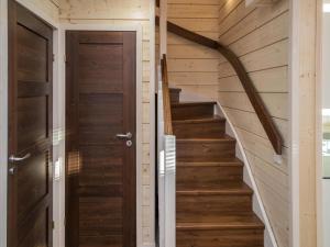 eine Treppe, die zu einem Holzhaus mit einer Holztür führt in der Unterkunft Holiday Home Äkäsmartti a by Interhome in Äkäslompolo