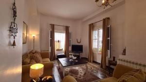 salon z kanapą i stołem w obiekcie Casa Alta Holiday Home w mieście El Esparragal