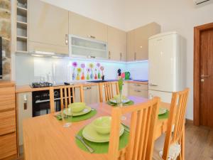 cocina con mesa de madera con sillas y comedor en Holiday Home Ante by Interhome, en Brodarica
