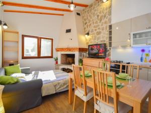 Una cocina y una sala de estar con una mesa y un sofá. en Holiday Home Ante by Interhome, en Brodarica