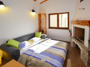 Un dormitorio con una cama y una chimenea. en Holiday Home Ante by Interhome, en Brodarica