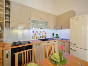 Una cocina con una mesa y un refrigerador blanco. en Holiday Home Ante by Interhome, en Brodarica 7 fotos más