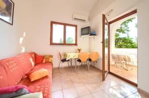 una sala de estar con un sofá y una mesa en Apartments Olea, en Baška
