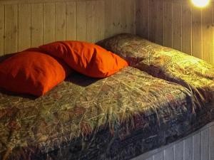 เตียงในห้องที่ Holiday Home Archipelago red cottage by Interhome