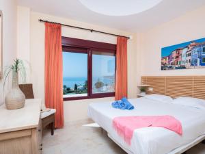 ein Schlafzimmer mit einem Bett und einem großen Fenster in der Unterkunft Apartment Vista Bahia by Interhome in Bahia de Casares