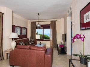 ein Wohnzimmer mit einem Sofa und einem Tisch in der Unterkunft Apartment Vista Bahia by Interhome in Bahia de Casares