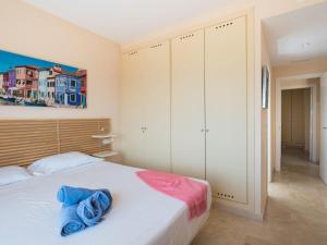 ein Schlafzimmer mit einem Bett mit blauen Handtüchern darauf in der Unterkunft Apartment Vista Bahia by Interhome in Bahia de Casares