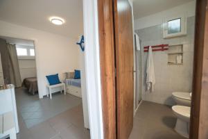 een badkamer met een toilet en een wastafel in de kamer bij Villa Lara in Polignano a Mare