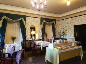 una sala da pranzo con due tavoli e piatti di Royal Spa Hotel a Lisdoonvarna
