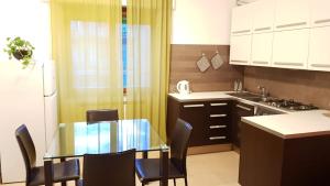 A kitchen or kitchenette at LA CASETTA - Free public parking