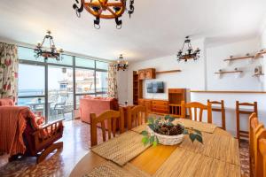 Televízia a/alebo spoločenská miestnosť v ubytovaní Apartamento Cala Mar