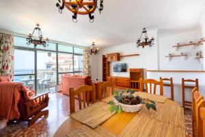 ein Esszimmer und ein Wohnzimmer mit einem Tisch und Stühlen in der Unterkunft Apartamento Cala Mar in La Cala del Moral