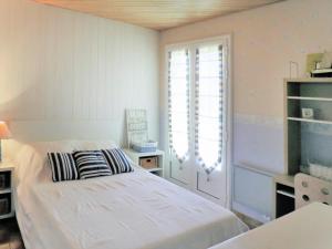Uma cama ou camas num quarto em Holiday Home La Julianaise - SUL115