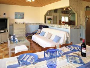 Gallery image of Holiday Home La Julianaise - SUL115 in Soulac-sur-Mer