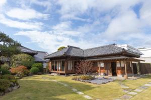 an asian style house with a garden at Iizukatei in Nakagawa