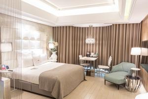 a bedroom with a bed and a chair and a table at Six Star Motel-Taoyuan in Taoyuan