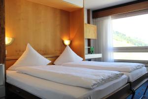 سرير أو أسرّة في غرفة في فندق أورورا