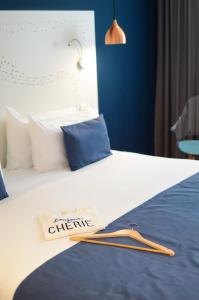 una habitación de hotel con una cama con un cartel. en The Walt Madrid, en Madrid