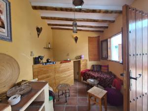 pokój z łóżkiem i stołem w obiekcie Casa Alta Holiday Home w mieście El Esparragal