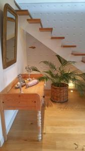 uma casa de banho com uma mesa de madeira e uma planta em ESCAPADE AU COEUR DE LA RIVIERA BRETONNE em La Forêt-Fouesnant